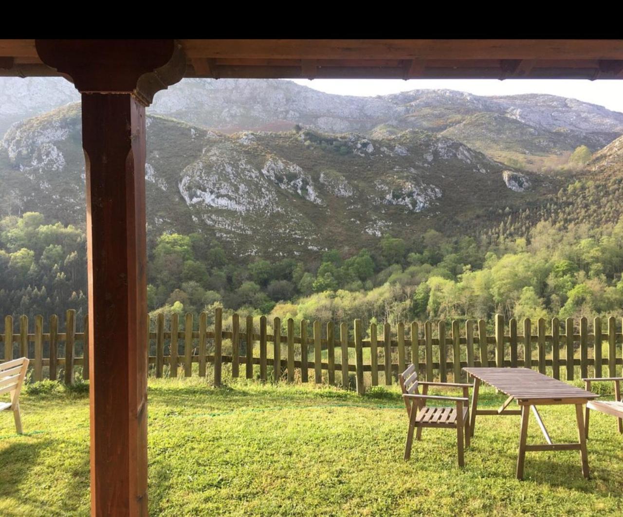 El Interior De Gaia Guest House Arriondas Exterior foto